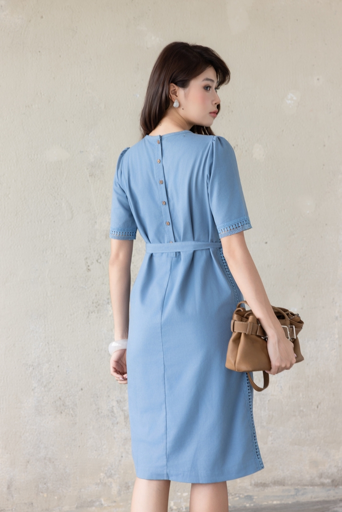 SWANLAKE | Váy Đầm Nữ Midi Vải Linen Dày Phối Viền Ren Cổ Tròn Tay Ngắn Dây Thắt Eo Công Sở D13797LW01