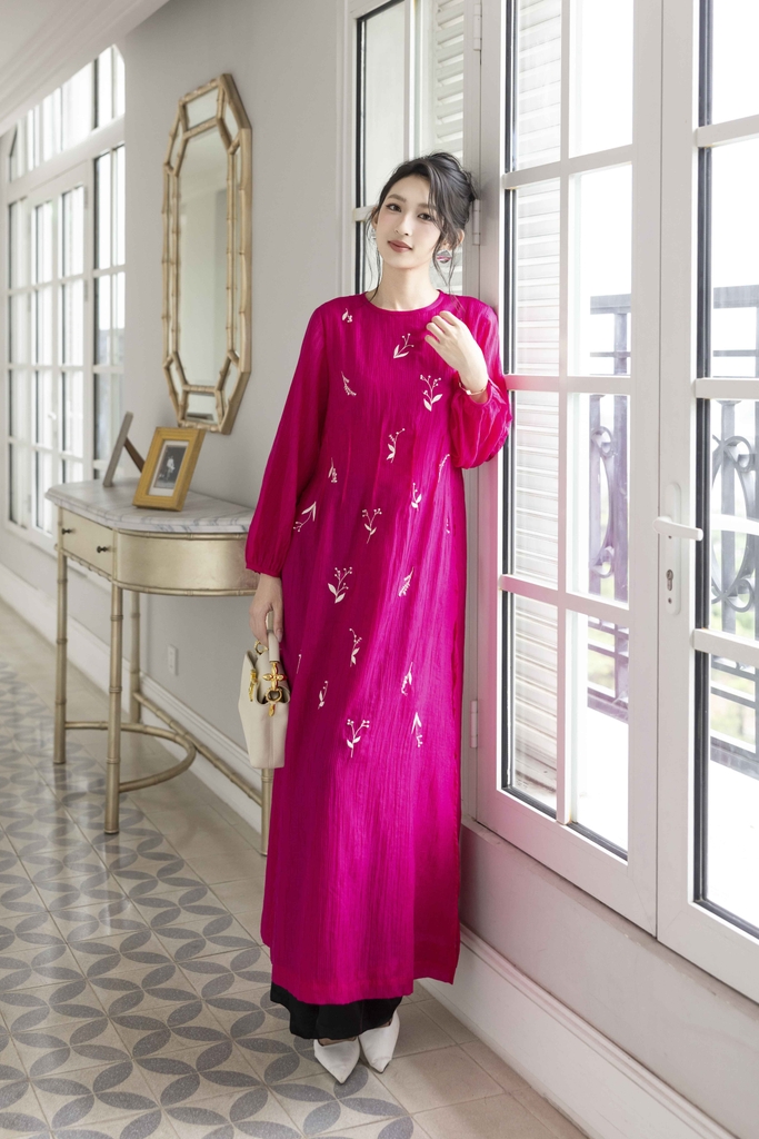 SWANLAKE | Áo Dài Cách Tân Nữ Phom Suông Cổ Tròn Chất Vải Xốp Hàn Thêu Hoa Thanh Lịch Tết L13138LW01