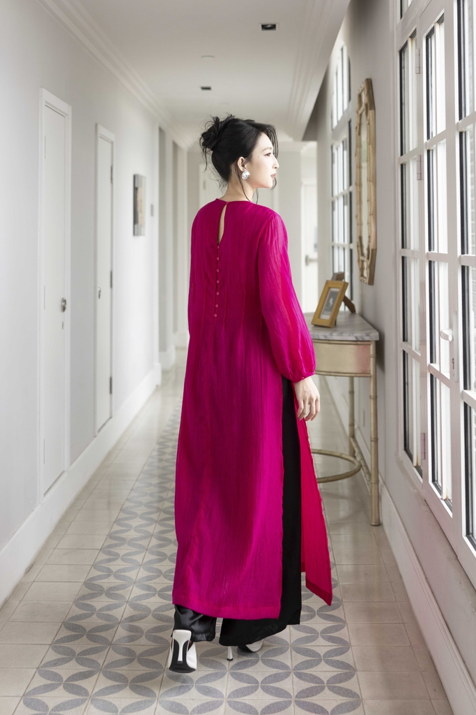 SWANLAKE | Áo Dài Cách Tân Nữ Phom Suông Cổ Tròn Chất Vải Xốp Hàn Thêu Hoa Thanh Lịch Tết L13138LW01