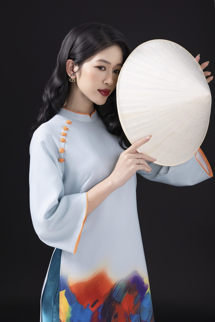 SWANLAKE | Áo Dài Nữ Cách Tân Họa Việt Phom Suông Cổ Trụ Đính Nút Vải Lụa Dày In 3D Tết L13058LW01