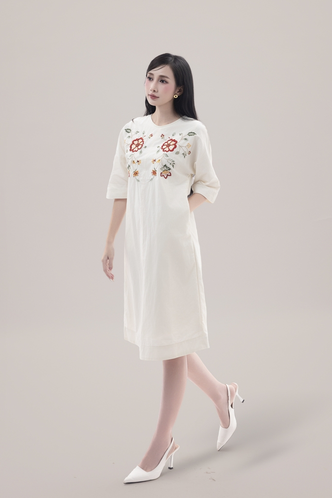 Váy Đầm Nữ Suông Chất Vải Cotton Thêu Hoa Cổ Cổ Tròn Tay Lỡ Công Sở Thanh Lịch D13070LW01