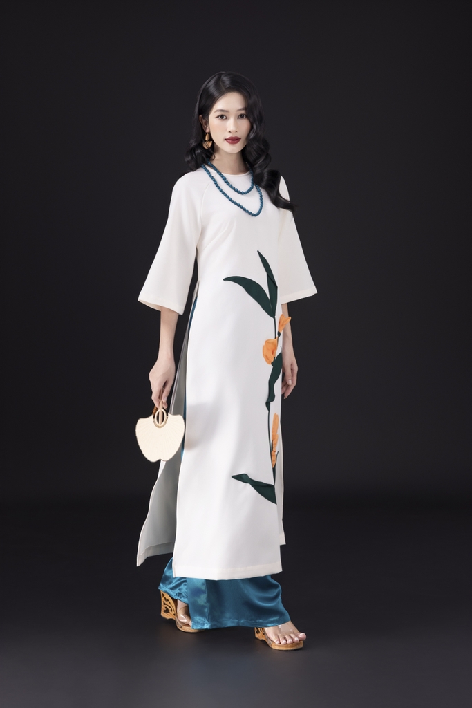 SWANLAKE | Áo Dài Nữ Cách Tân Liên Hoa Phom Suông Cổ Tròn Vải Lụa Dày Đính Kết Hoa 3D Tết L13092LW01