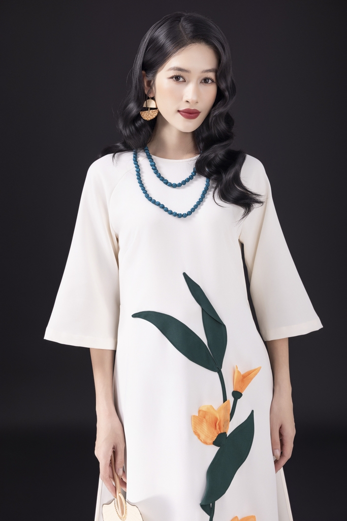 SWANLAKE | Áo Dài Nữ Cách Tân Liên Hoa Phom Suông Cổ Tròn Vải Lụa Dày Đính Kết Hoa 3D Tết L13092LW01