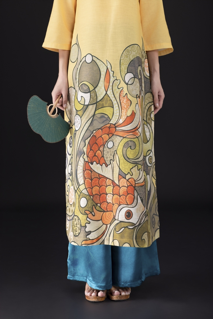 SWANLAKE | Áo Dài Nữ Cách Tân Vũ Môn Phom Suông Cổ Trụ Vải Linen Lụa In Họa Tiết Cá Chép Tết L13097LW01