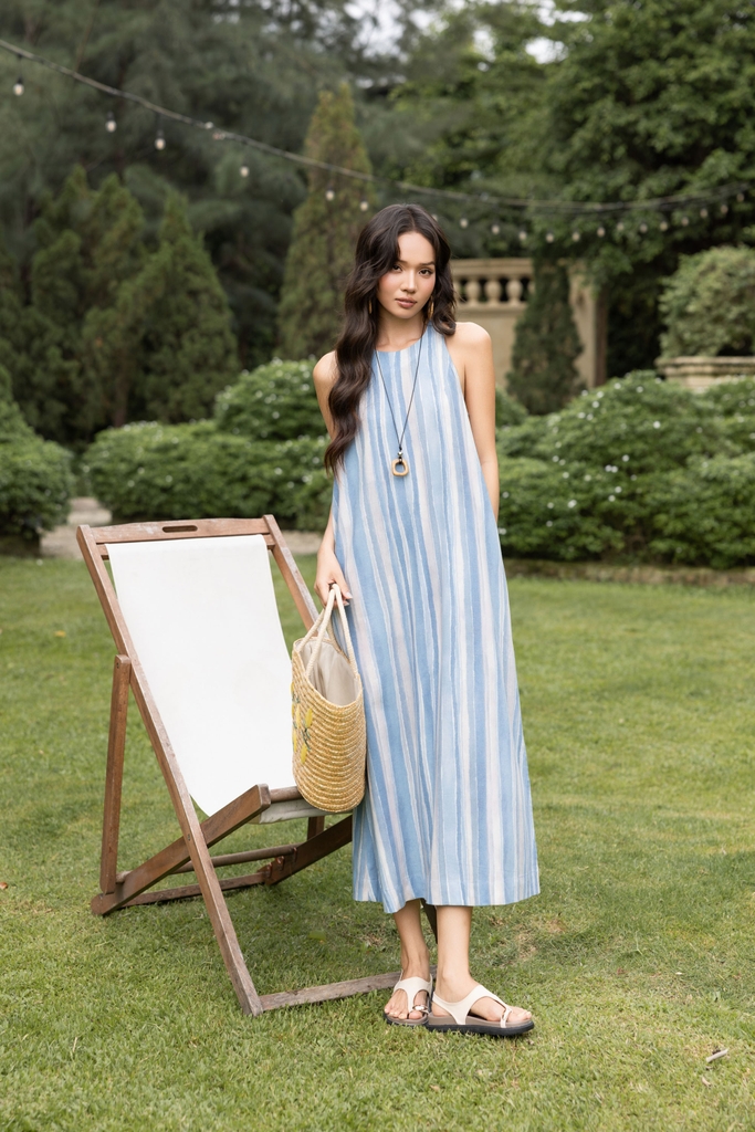SWANLAKE | Váy Đầm Nữ Maxi Suông Sát Nách Cổ Yếm Linen Sọc Xanh Dương Pastel Du Lịch Biển Hè D13877LW01