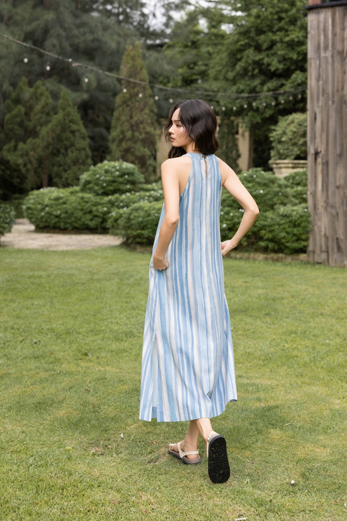 SWANLAKE | Váy Đầm Nữ Maxi Suông Sát Nách Cổ Yếm Linen Sọc Xanh Dương Pastel Du Lịch Biển Hè D13877LW01