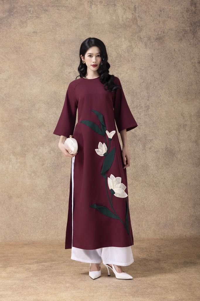 SWANLAKE | Áo Dài Nữ Cách Tân Liên Hoa Phom Suông Cổ Tròn Vải Lụa Dày Đính Kết Hoa 3D Tết L13092LW01