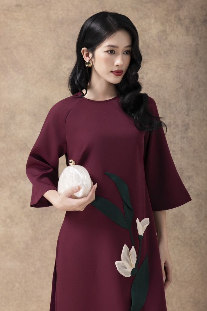 SWANLAKE | Áo Dài Nữ Cách Tân Liên Hoa Phom Suông Cổ Tròn Vải Lụa Dày Đính Kết Hoa 3D Tết L13092LW01