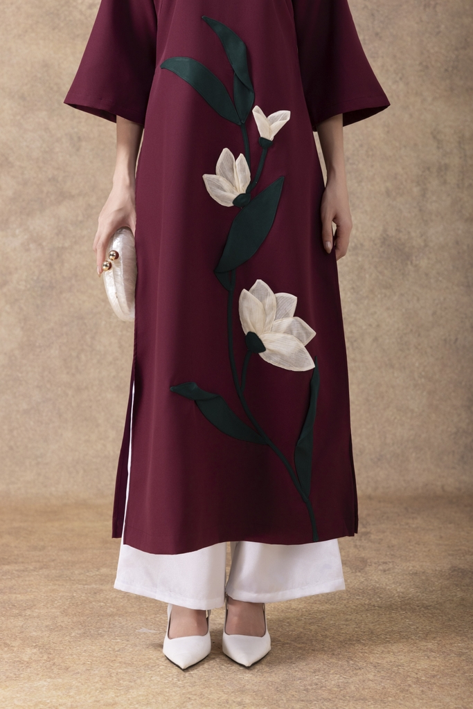 SWANLAKE | Áo Dài Nữ Cách Tân Liên Hoa Phom Suông Cổ Tròn Vải Lụa Dày Đính Kết Hoa 3D Tết L13092LW01