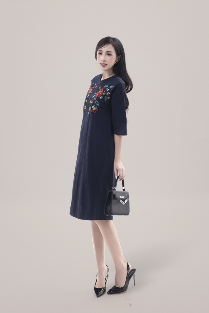 Váy Đầm Nữ Suông Chất Vải Cotton Thêu Hoa Cổ Cổ Tròn Tay Lỡ Công Sở Thanh Lịch D13070LW01