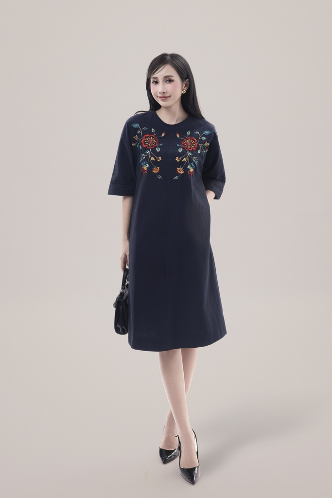 Váy Đầm Nữ Suông Chất Vải Cotton Thêu Hoa Cổ Cổ Tròn Tay Lỡ Công Sở Thanh Lịch D13070LW01