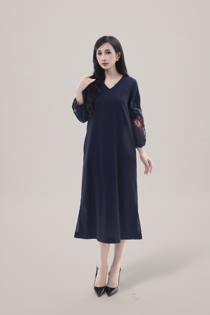 SWANLAKE | Váy Đầm Nữ Midi Suông Xẻ Tà Cổ V Tay Lỡ Thêu Hoa Nổi Vải Linen Công Sở Tiệc Có Túi D12131