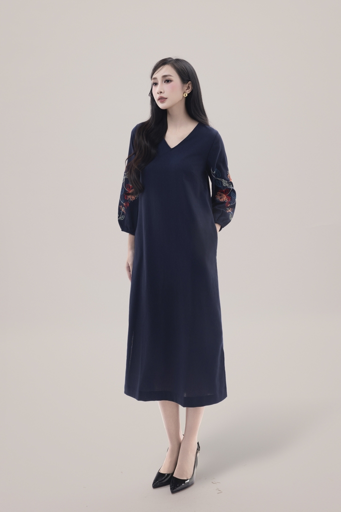 Đầm Midi Suông Xẻ Tà Cổ V Tay Lỡ Thêu Hoa Nổi Vải Linen D12131