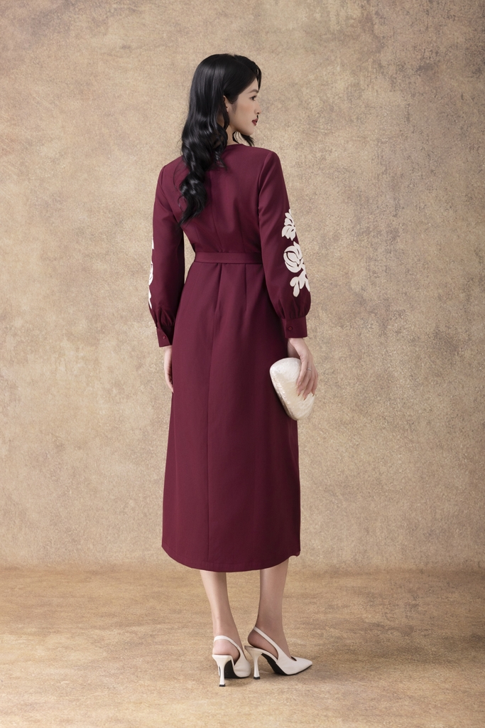 SWANLAKE | Váy Đầm Maxi Nữ Vải Lụa Dày Cao Cấp Cổ Tròn Tay Dài Thêu Hoa Dây Thắt Eo Dự Tiệc D13132LW01