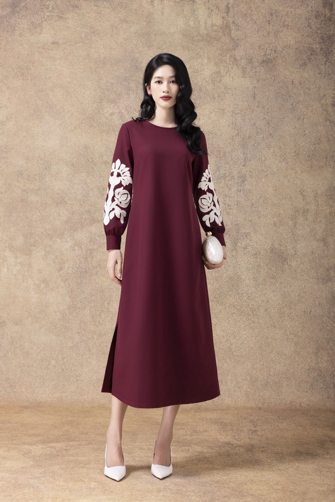 SWANLAKE | Váy Đầm Maxi Nữ Vải Lụa Dày Cao Cấp Cổ Tròn Tay Dài Thêu Hoa Dây Thắt Eo Dự Tiệc D13132LW01