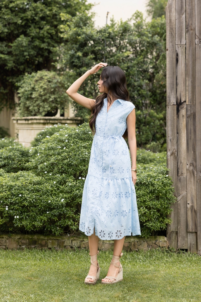 SWANLAKE | Váy Đầm Nữ Maxi Sơ Mi Suông Sát Nách Đuôi Cá Cotton Thêu Hoa Đục Lỗ Cài Nút Có Túi D12905LW01