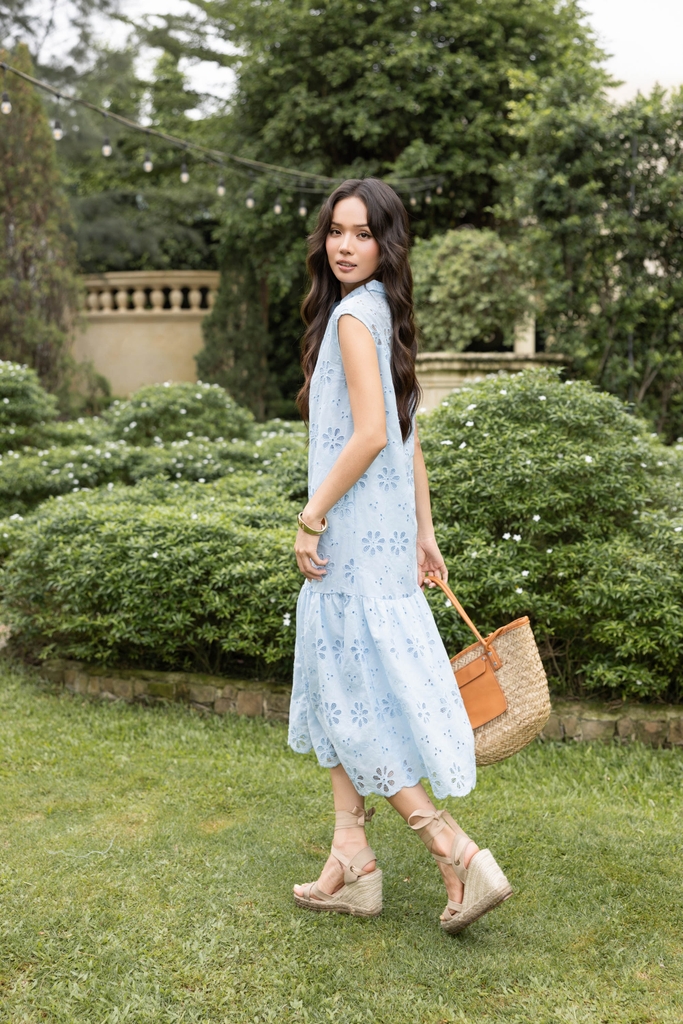 SWANLAKE | Váy Đầm Nữ Maxi Sơ Mi Suông Sát Nách Đuôi Cá Cotton Thêu Hoa Đục Lỗ Cài Nút Có Túi D12905LW01
