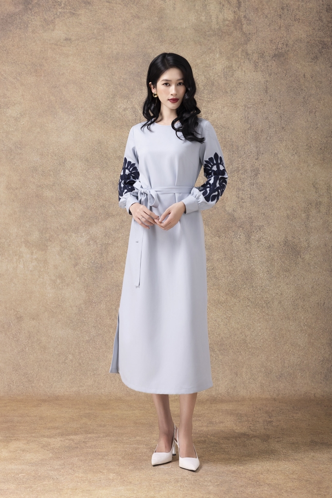 SWANLAKE | Váy Đầm Maxi Nữ Vải Lụa Dày Cao Cấp Cổ Tròn Tay Dài Thêu Hoa Dây Thắt Eo Dự Tiệc D13132LW01