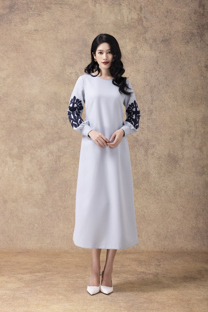 SWANLAKE | Váy Đầm Maxi Nữ Vải Lụa Dày Cao Cấp Cổ Tròn Tay Dài Thêu Hoa Dây Thắt Eo Dự Tiệc D13132LW01