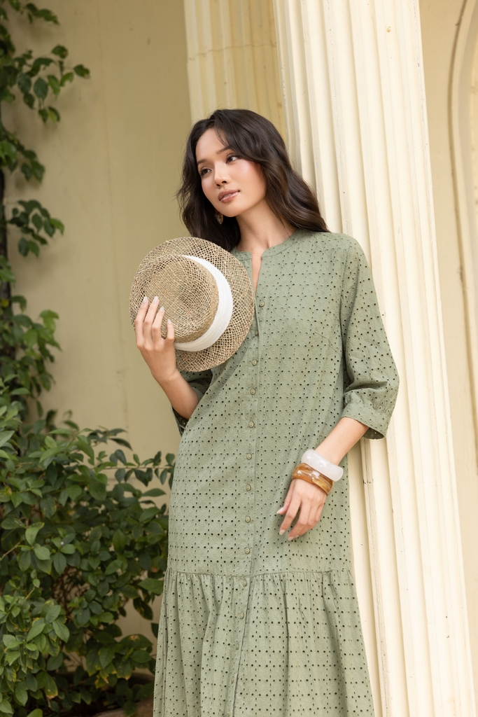 SWANLAKE | Váy Đầm Nữ Maxi Suông Đuôi Cá Cổ Trụ Cài Nút Cotton Thêu Đục Lỗ Tay Lỡ Du Lịch Hè D12761LW05