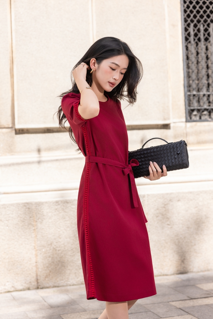 SWANLAKE | Váy Đầm Nữ Midi Vải Linen Dày Phối Viền Ren Cổ Tròn Tay Ngắn Dây Thắt Eo Công Sở D13797LW01