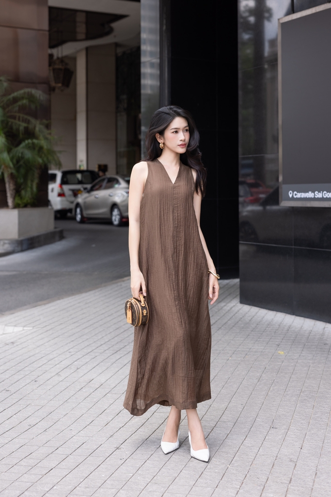 SWANLAKE | Váy Đầm Nữ Dài Dáng Suông Trơn Sát Nách Cổ Chữ V Chất Tơ Dập Ly Hai Lớp Dạo Phố D13906LW01