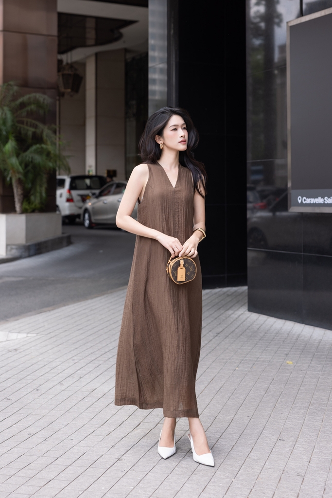 SWANLAKE | Váy Đầm Nữ Dài Dáng Suông Trơn Sát Nách Cổ Chữ V Chất Tơ Dập Ly Hai Lớp Dạo Phố D13906LW01