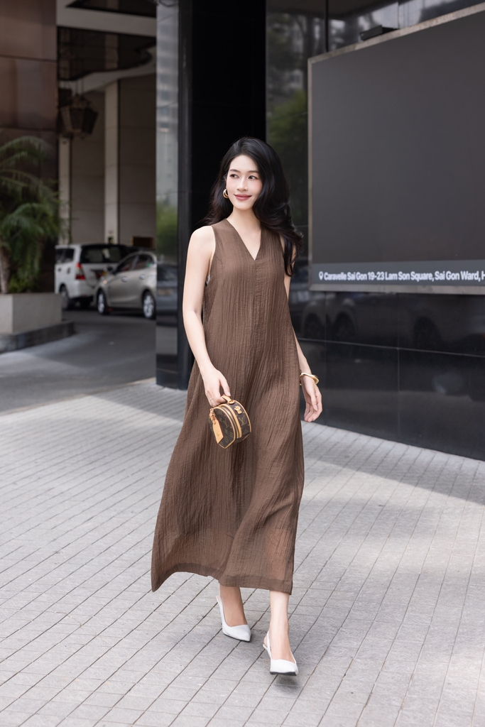 SWANLAKE | Váy Đầm Nữ Dài Dáng Suông Trơn Sát Nách Cổ Chữ V Chất Tơ Dập Ly Hai Lớp Dạo Phố D13906LW01