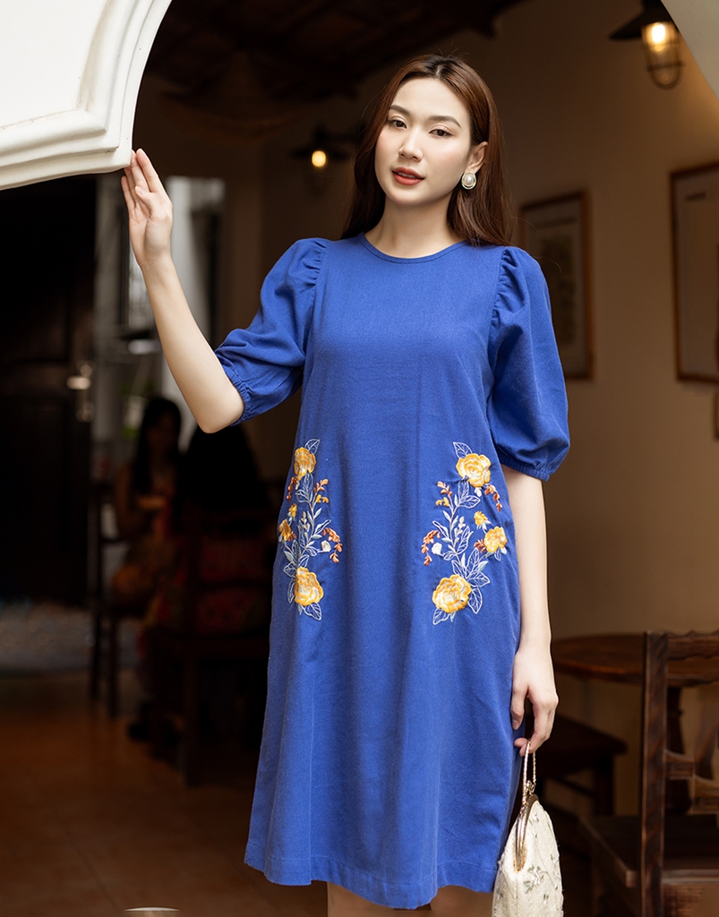 Đầm Phom A Thêu Tay Lỡ Swanlake - D10445LW02