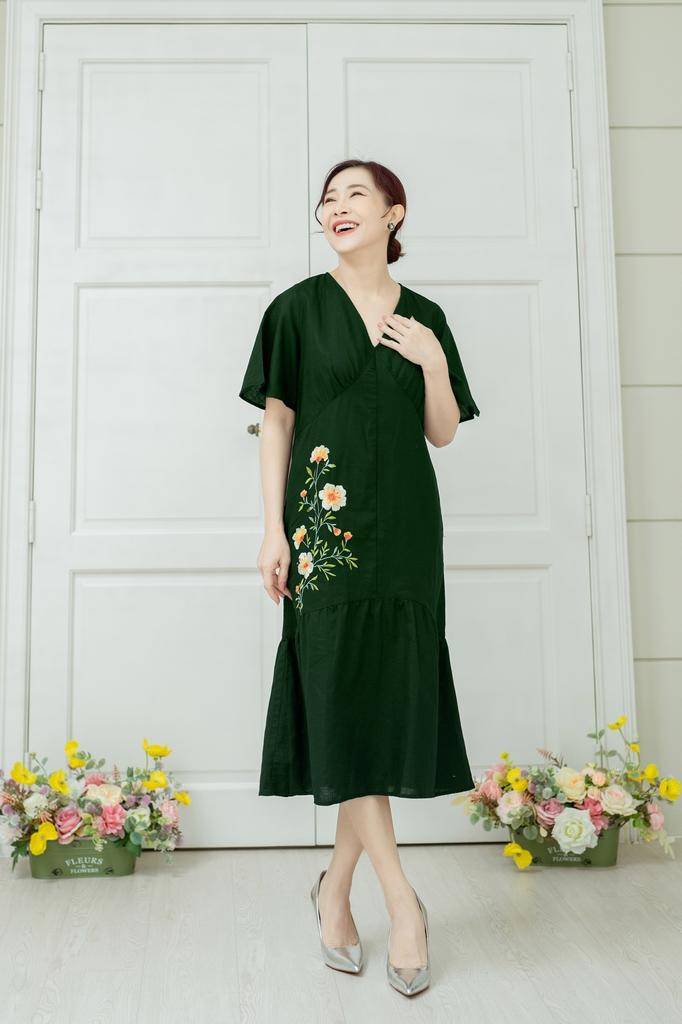 SWANLAKE | Váy Đầm Nữ Suông Trung Niên Đuôi Cá Thêu Hoa Cổ Tim Tay Ngắn Vải Linen Tặng Mẹ - D10617LW01