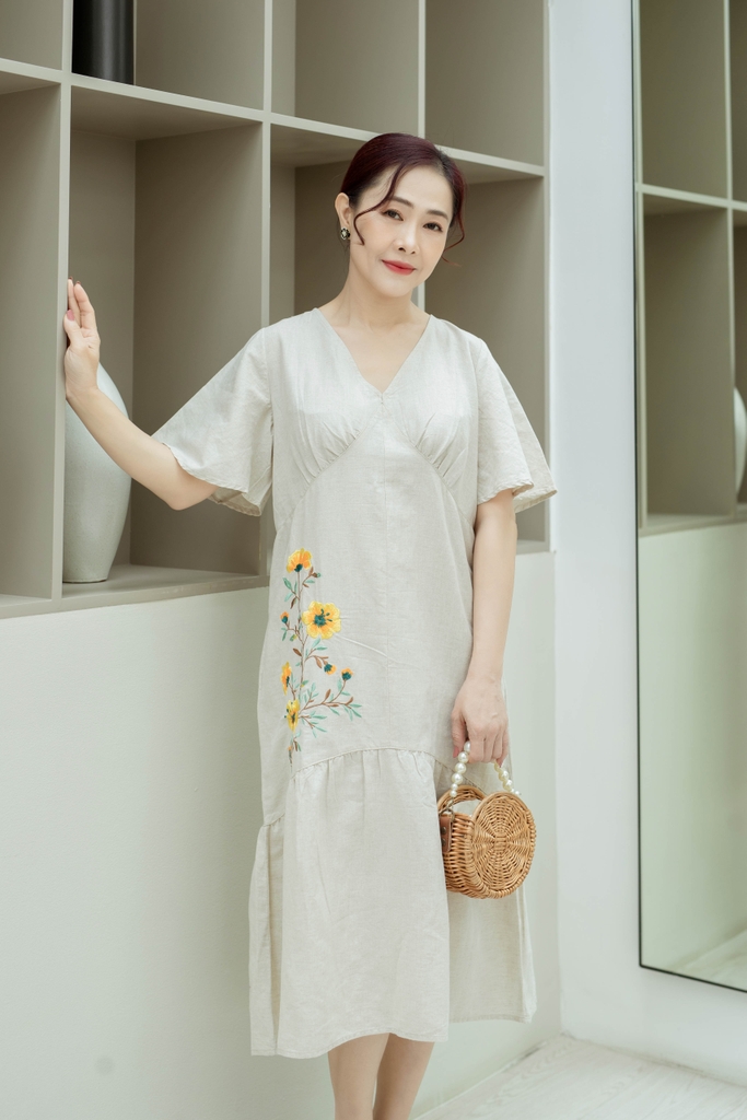 Đầm Phom Suông Thêu Bông Vải Linen Swanlake - D10617LW01