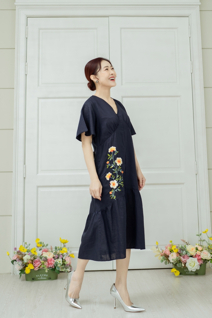Đầm Phom Suông Thêu Bông Vải Linen Swanlake - D10617LW01