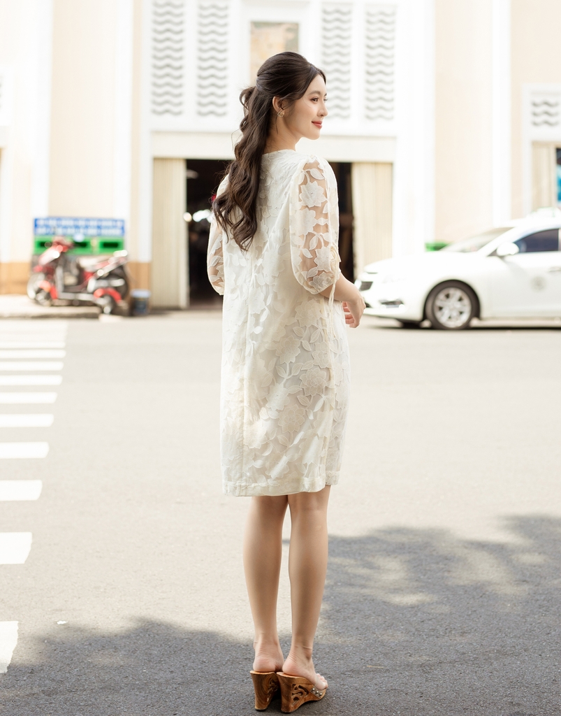 Đầm A Cổ Tròn Tay Rút Nơ Vải Ren Bông Swanlake - D11098LW01