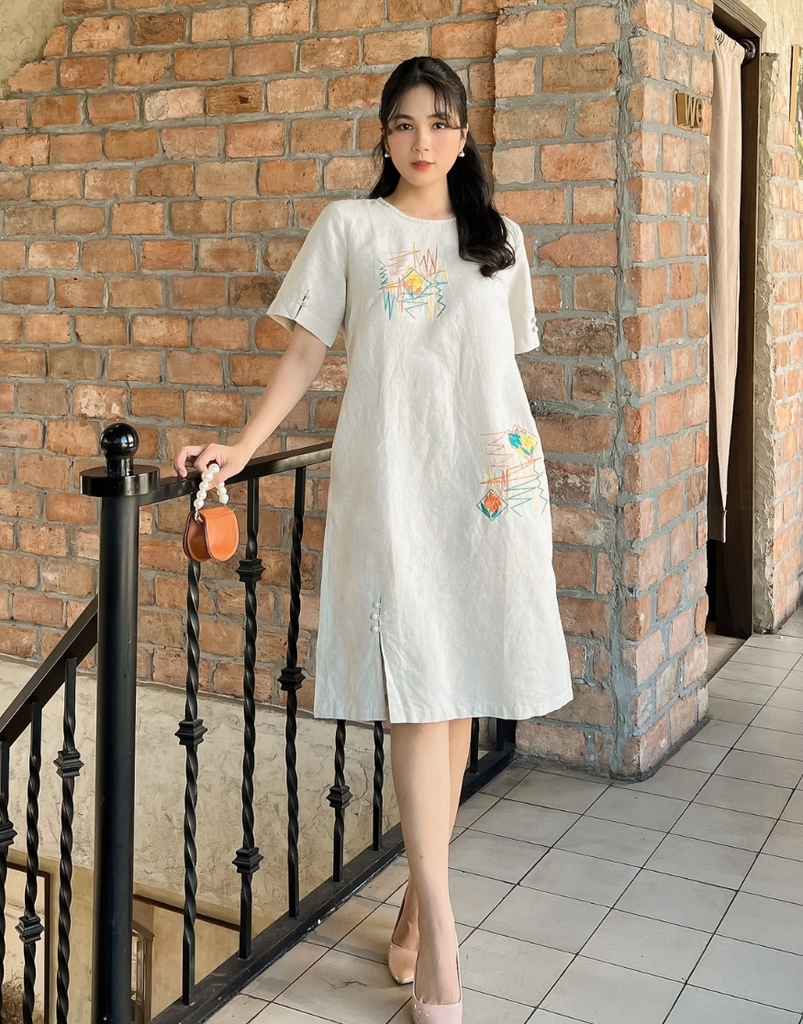 Đầm Suông Vải linen Thêu Swanlake - D11220LW03