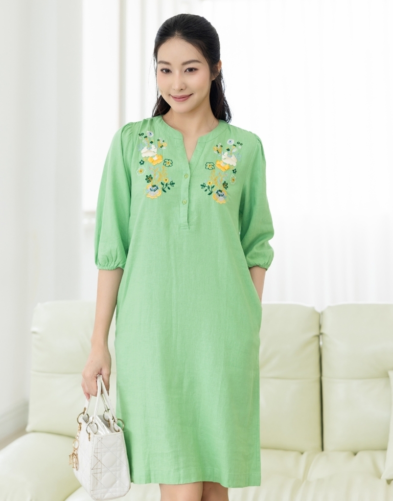 Đầm Linen Cổ Trụ Phom Suông Ngắn Thêu Đối Xứng - D11459LW01