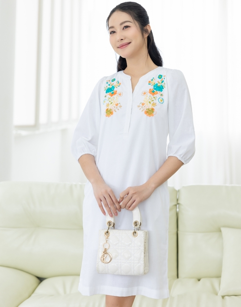 Đầm Linen Cổ Trụ Phom Suông Ngắn Thêu Đối Xứng - D11459LW01