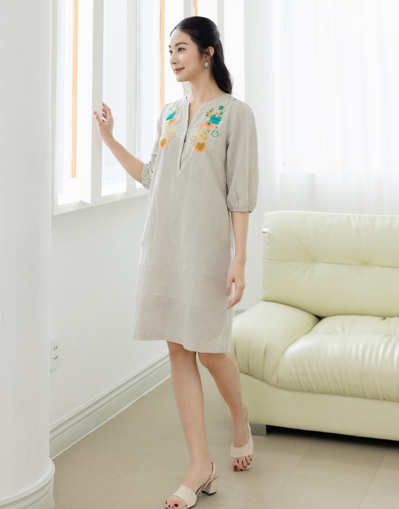 Đầm Linen Cổ Trụ Phom Suông Ngắn Thêu Đối Xứng - D11459LW01