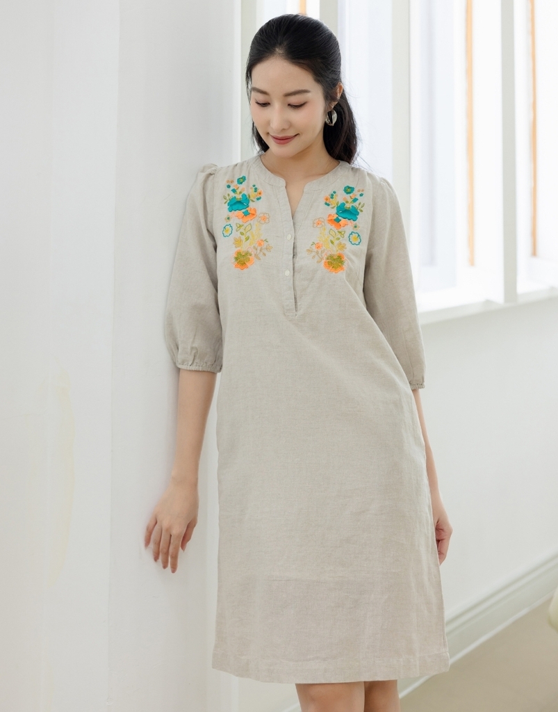 Đầm Linen Cổ Trụ Phom Suông Ngắn Thêu Đối Xứng - D11459LW01