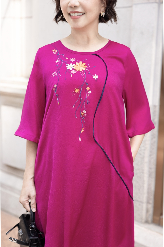 M Collection | Đầm Cổ Tròn Trung Niên Tặng Mẹ Phom Suông Dài Lụa Wash Thêu - D11561LW01