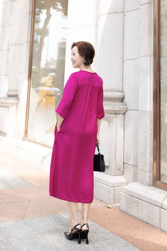 M Collection | Đầm Cổ Tròn Trung Niên Tặng Mẹ Phom Suông Dài Lụa Wash Thêu - D11561LW01