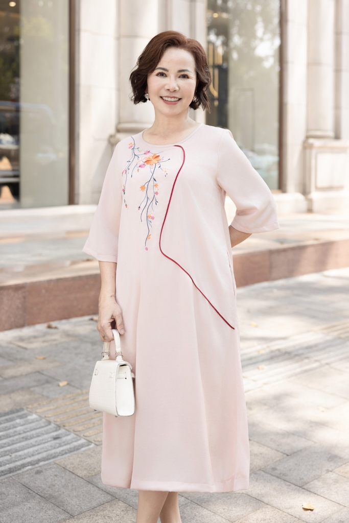 M Collection | Đầm Cổ Tròn Trung Niên Tặng Mẹ Phom Suông Dài Lụa Wash Thêu - D11561LW01