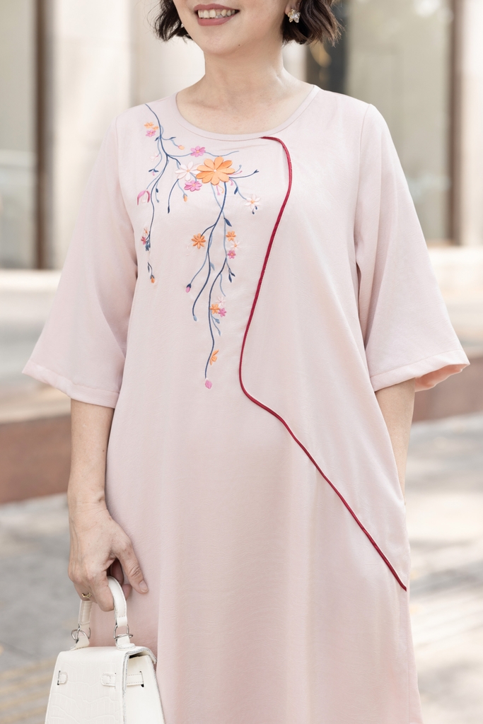 M Collection | Đầm Cổ Tròn Trung Niên Tặng Mẹ Phom Suông Dài Lụa Wash Thêu - D11561LW01