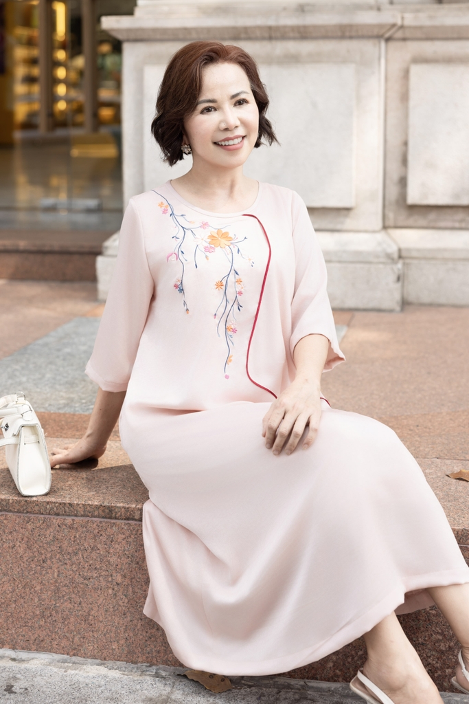 M Collection | Đầm Cổ Tròn Trung Niên Tặng Mẹ Phom Suông Dài Lụa Wash Thêu - D11561LW01