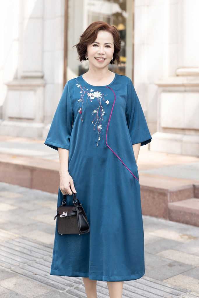 M Collection | Đầm Cổ Tròn Trung Niên Tặng Mẹ Phom Suông Dài Lụa Wash Thêu - D11561LW01