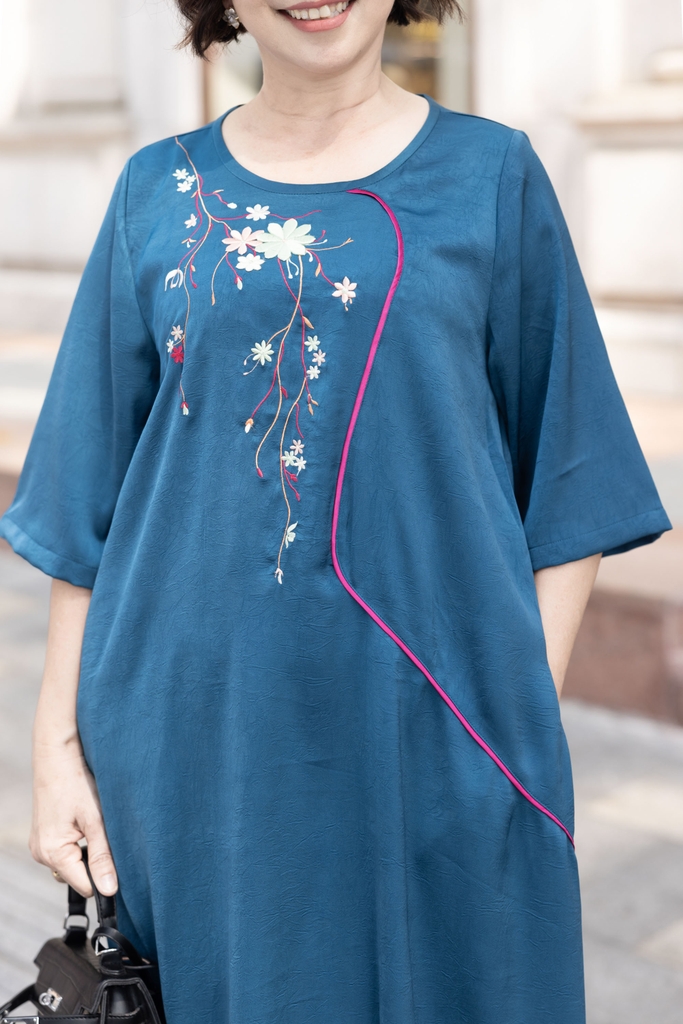 M Collection | Đầm Cổ Tròn Trung Niên Tặng Mẹ Phom Suông Dài Lụa Wash Thêu - D11561LW01