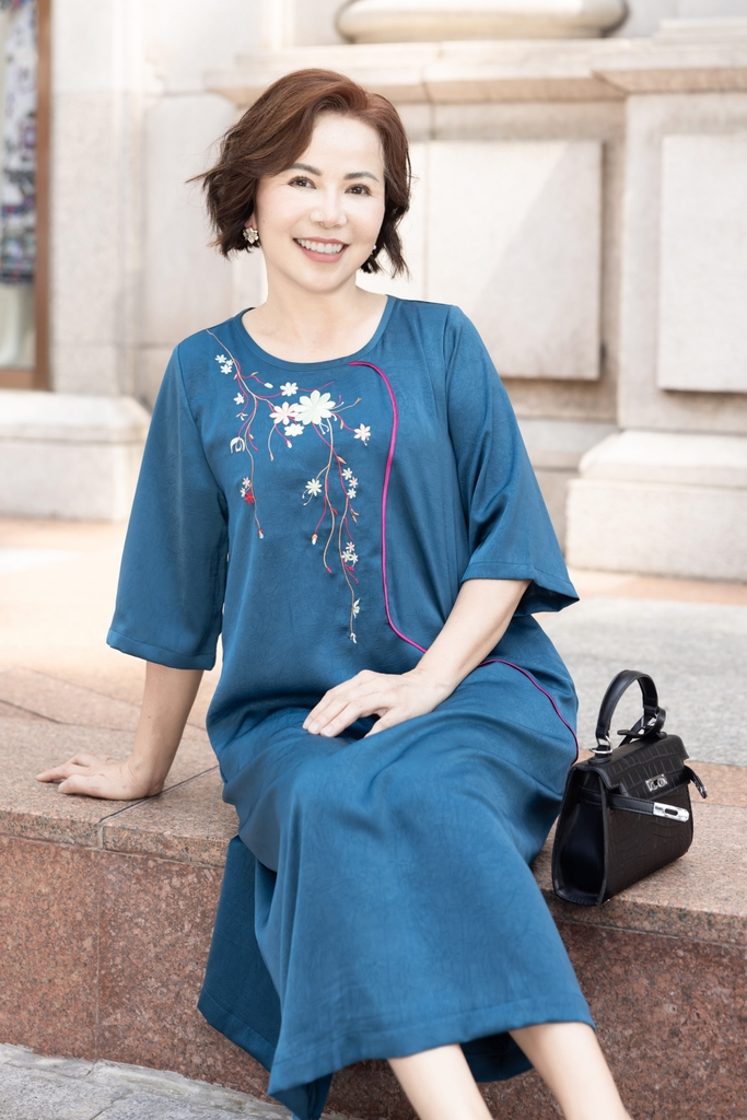 M Collection | Đầm Cổ Tròn Trung Niên Tặng Mẹ Phom Suông Dài Lụa Wash Thêu - D11561LW01