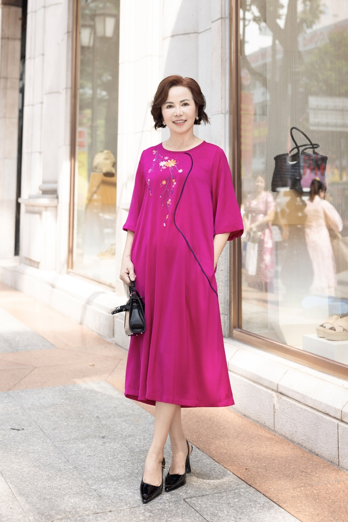 M Collection | Đầm Cổ Tròn Trung Niên Tặng Mẹ Phom Suông Dài Lụa Wash Thêu - D11561LW01