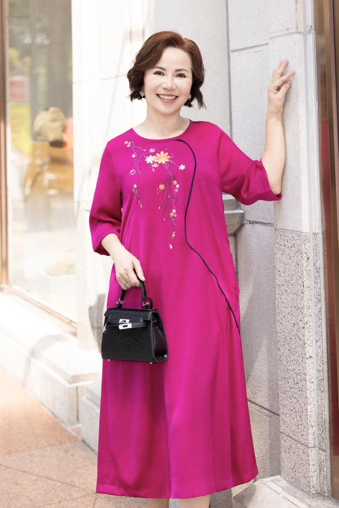 M Collection | Đầm Cổ Tròn Trung Niên Tặng Mẹ Phom Suông Dài Lụa Wash Thêu - D11561LW01