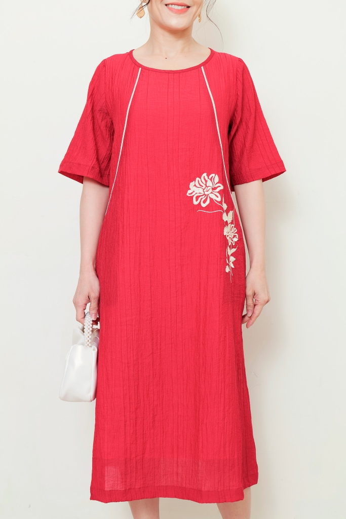 Đầm Chất Liệu Tơ Dập Ly Phom Suông Tay Ngắn Thêu Swanlake - D11705LW01