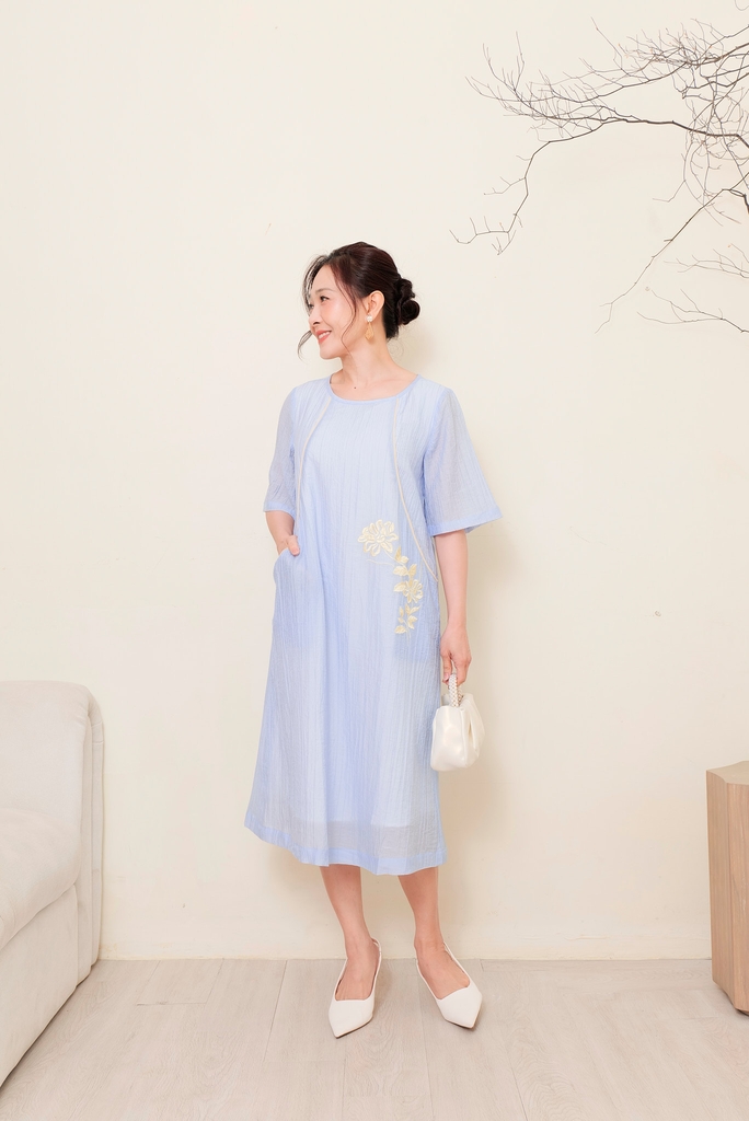 Đầm Chất Liệu Tơ Dập Ly Phom Suông Tay Ngắn Thêu Swanlake - D11705LW01